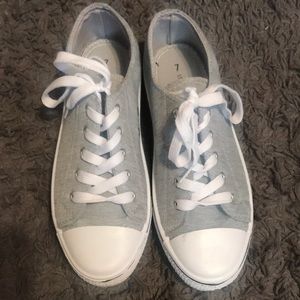Size 7 grey & white converse
